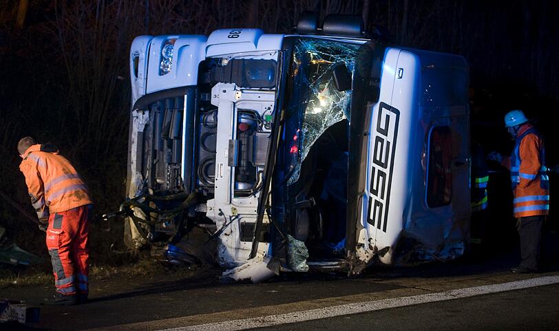 Der Silozug prallte mit einem Kleinbus der Polizei Würzburg
zusammen, der von einem Einsatz in Aschaffenburg auf dem Heimweg
war. In dem Bus saßen vier Polizisten.