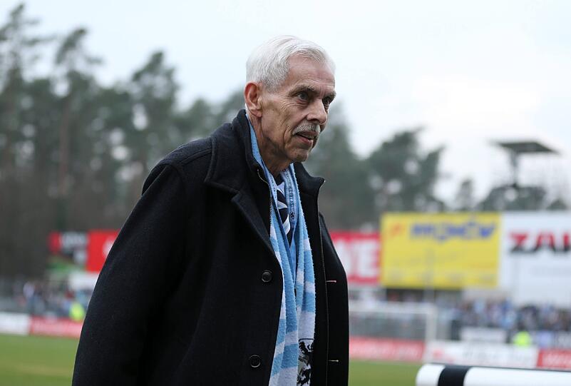 55 Prozent Dieter Schneider: Schneider ist für die Fans eine Identifikationsfigur, er opferte sich während seiner Amtszeit für den Klub auf &ndash; ohne Rücksicht auf seine Gesundheit. Er bewahrte den Klub vor der Insolvenz, fuhr jedes Wochenende zu mehreren Fanclubs. Schneider ist zudem finanziell unabhängig.