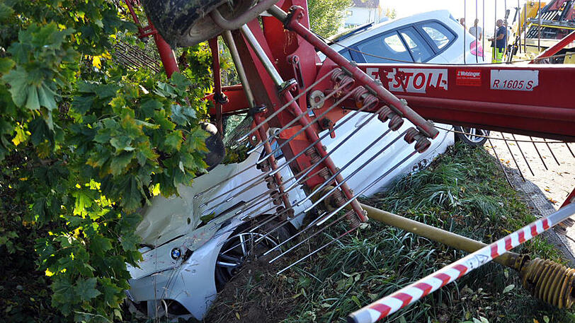 Weder der Traktor- noch der Pkw-Fahrer wurden beim Unfall verletzt. Angesichts dieser Bilder eigentlich nur schwer vorzustellen.