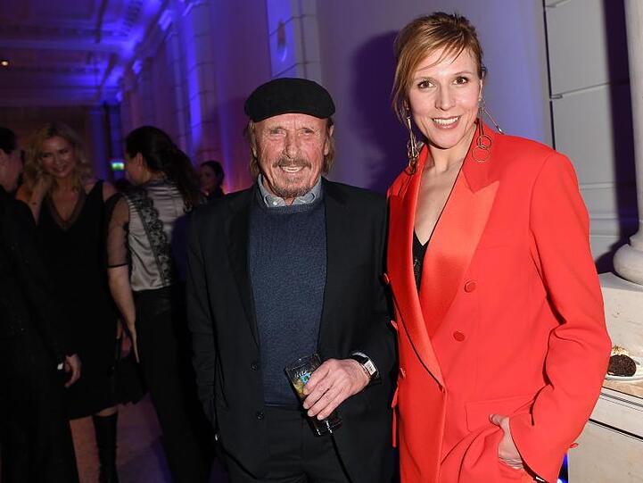 Schauspieler Claus Theo Gärtner (l) und Moderatorin Franziska Weisz auf der ARD-Party "Blue Hour".