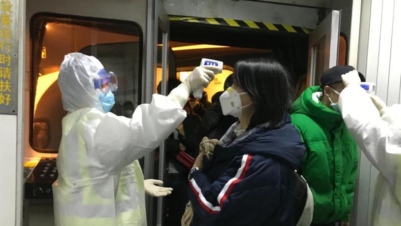 Gesundheitsbeamte kontrollieren am Flughafen von Peking die Körpertemperatur von Reisenden aus der Stadt Wuhan. Gesundheitsbeamte kontrollieren am Flughafen von Peking die Körpertemperatur von Reisenden aus der Stadt Wuhan.