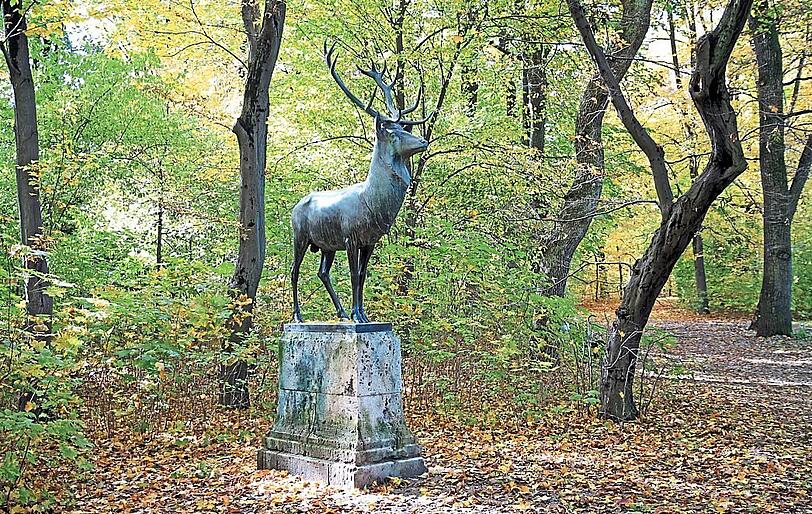 Am König-Ludwig-Hügel wacht ein Hirsch (von Theodor Georgii).