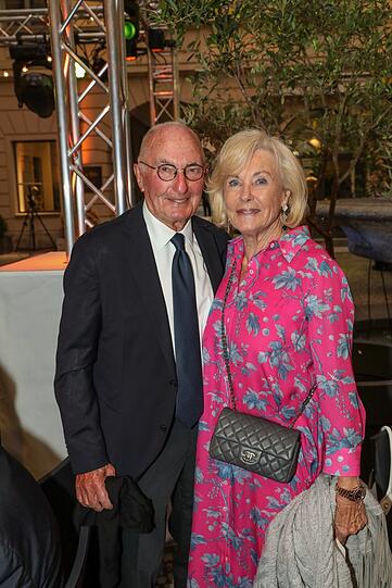 Sommerliches Pink: Inge Fürstin von Wrede-Lanz mit Mann Peter.