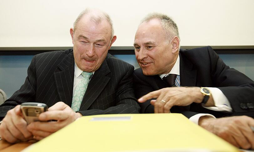 Die Opposition will Beckstein (l.) und Huber wegen der Krise der Bayern-LB zur Verantwortung ziehen.