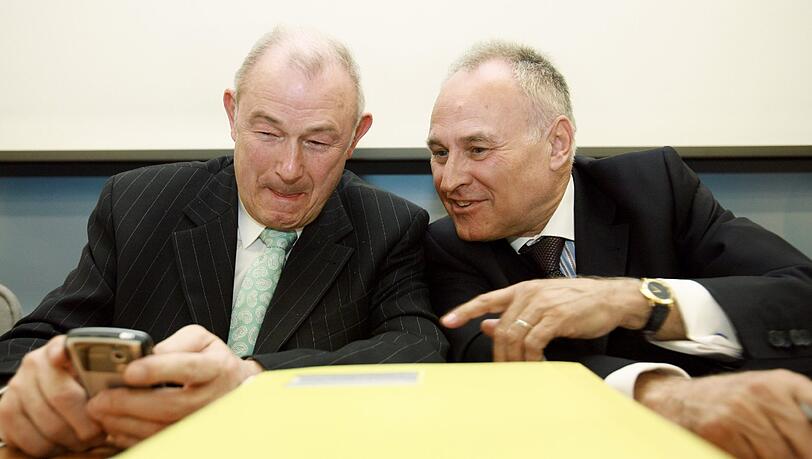 Die Opposition will Beckstein (l.) und Huber wegen der Krise der Bayern-LB zur Verantwortung ziehen. Die Opposition will Beckstein (l.) und Huber wegen der Krise der Bayern-LB zur Verantwortung ziehen.