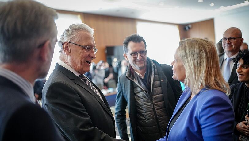 Bayerns Innenminister Joachim Herrmann (CSU) mit Bundesinnenministerin Nancy Faeser (SPD) beim Flüchtlingsgipfel in Berlin. Gerade in Bayern sind viele Erstaufnahmeeinrichtungen für Geflüchtete voll.