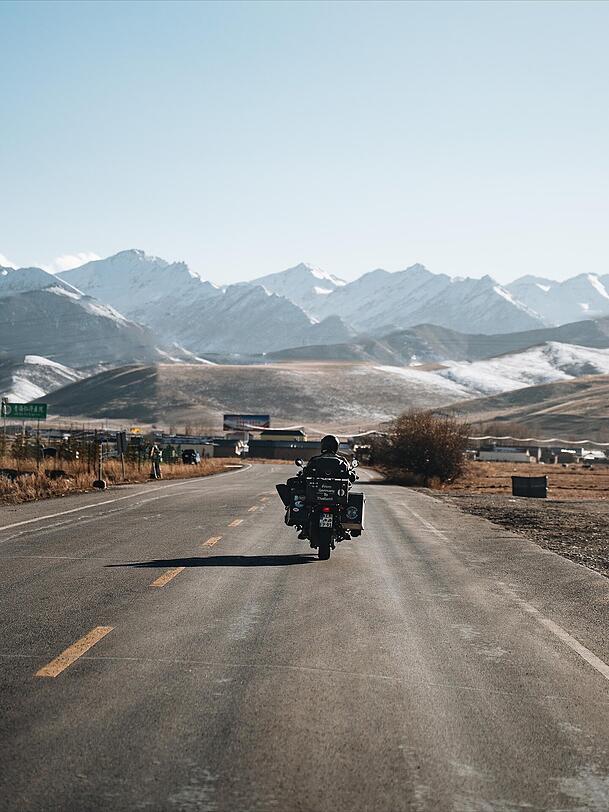 Weite Landschaften mit Blick auf die Berge beeindrucken den 34-J&auml;hrigen aus dem Landkreis Kelheim an Kirgisistan besonders.