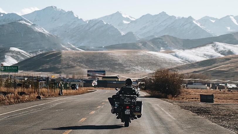 Weite Landschaften mit Blick auf die Berge beeindrucken den 34-J&auml;hrigen aus dem Landkreis Kelheim an Kirgisistan besonders.