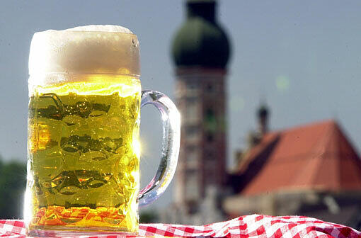 Das Oktoberfestbier hat eine Stammwürze von mindestens 13,5 Prozent. Der Alkoholgehalt liegt zwischen 5,9 Prozent (Paulaner) und 6,3 Prozent (Augustiner und Hofbräu). Ein normales Helles hat um die fünf Prozent. Weißbier gibt&rsquo;s in den Zelten nicht. Das Festbier ist feste Tradition.