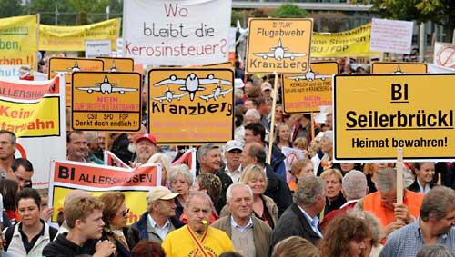 Demonstranten halten am Flughafen in München Transparente und Schilder in den Händen, um gegen die dritte Startbahn zu protestieren. Demonstranten halten am Flughafen in München Transparente und Schilder in den Händen, um gegen die dritte Startbahn zu protestieren.