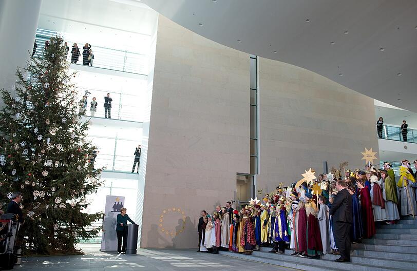 Kanzlerin Angela Merkel empfängt die Sternsinger im Kanzleramt. Sie ist nach ihrem Skiunfall auf Krücken unterwegs.