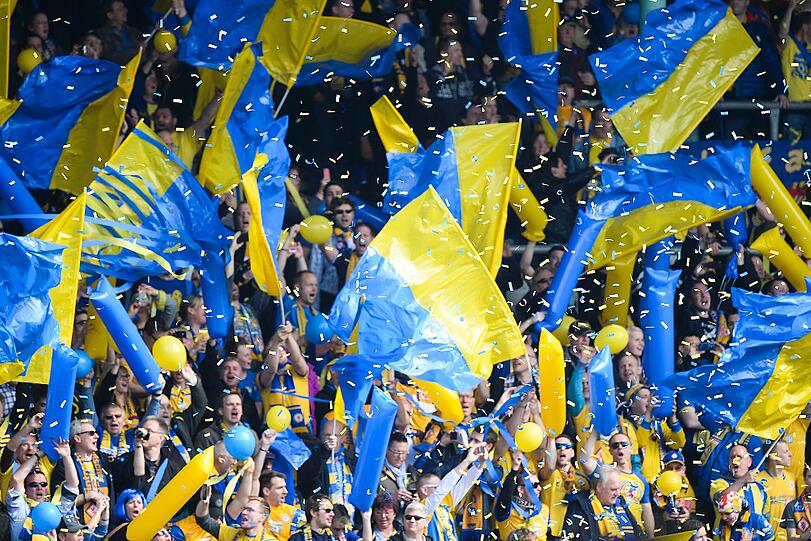 Braunschweigs Fans feiern den Derby-Sieg gegen Hannover 96.