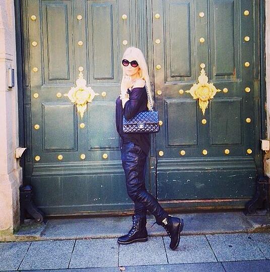 Sarah Kern hat sich mit ihrem Alieu in Paris verlobt.