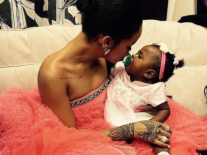 Rihanna mit ihrer Großcousine Majesty bei den Grammys 2015