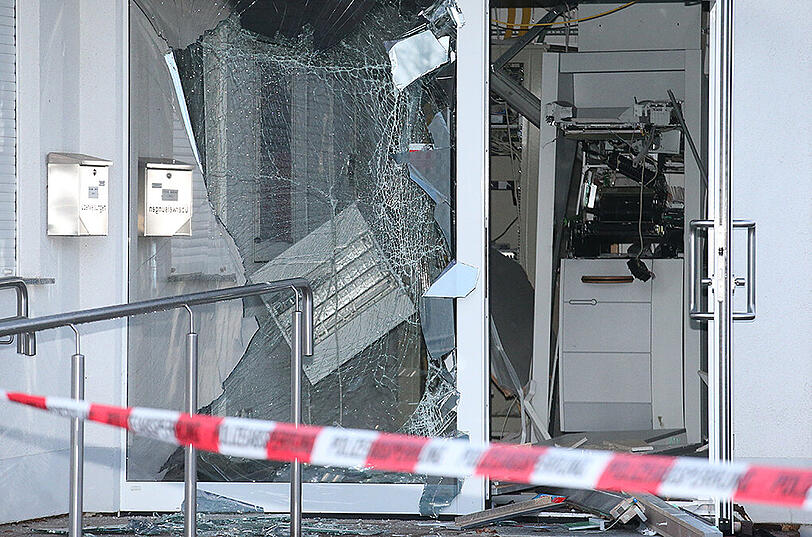 In Greiz haben Diebe eine Sparkassen-Filiale komplett zerstört und eine unbekannte Menge Geld erbeutet.