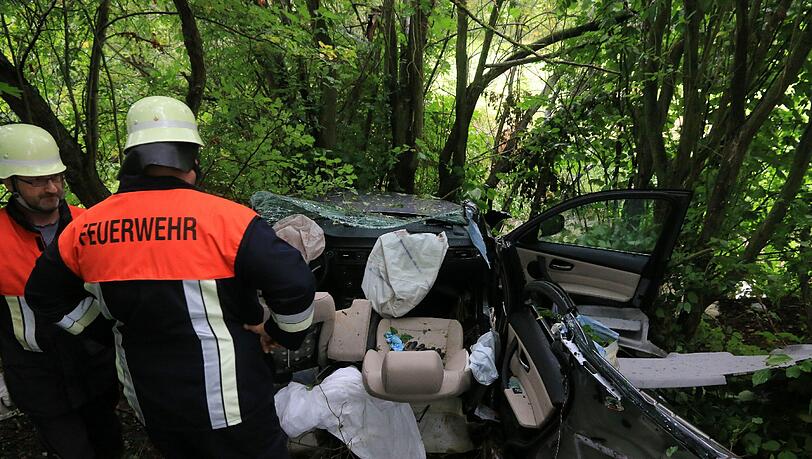 Wie durch ein Wunder hat der 21-jährige Fahrer überlebt. Die Bilder des Horror-Unfalls. Wie durch ein Wunder hat der 21-jährige Fahrer überlebt. Die Bilder des Horror-Unfalls.