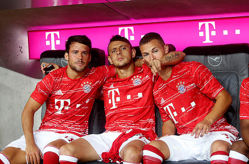 Juan Bernat (l.) und Rafinha (m.) stehen gegen Hoffenheim in der Startaufstellung. Joshua Kimmich (r.) muss zunächst auf der Bank Platz nehmen.