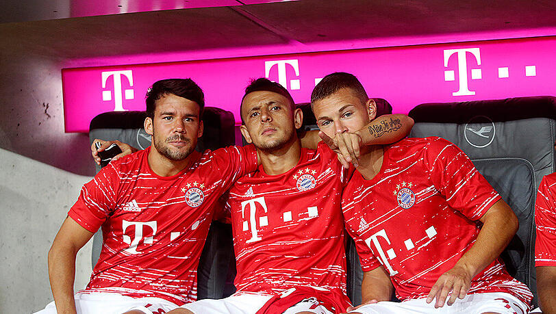 Juan Bernat (l.) und Rafinha (m.) stehen gegen Hoffenheim in der Startaufstellung. Joshua Kimmich (r.) muss zunächst auf der Bank Platz nehmen. Juan Bernat (l.) und Rafinha (m.) stehen gegen Hoffenheim in der Startaufstellung. Joshua Kimmich (r.) muss zunächst auf der Bank Platz nehmen.