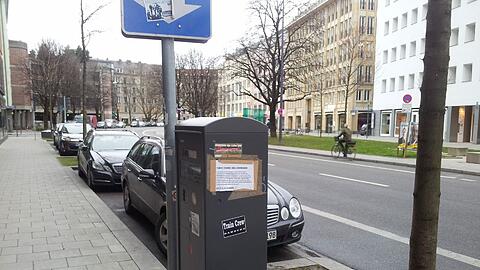Hier, am Oberanger, klebt der Zettel. Darauf...