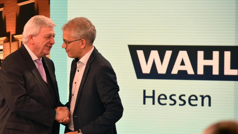 Volker Bouffier (CDU) und Tarek Al-Wazir (Grüne) mussten um den Fortbestand ihrer schwarz-grünen Koalition mehrere Wochen lang bangen. Volker Bouffier (CDU) und Tarek Al-Wazir (Grüne) mussten um den Fortbestand ihrer schwarz-grünen Koalition mehrere Wochen lang bangen.