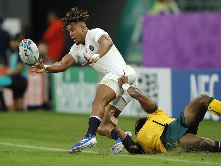 Der Engländer Anthony Watson (l) wird vom Australier Marika Koroibete attackiert.