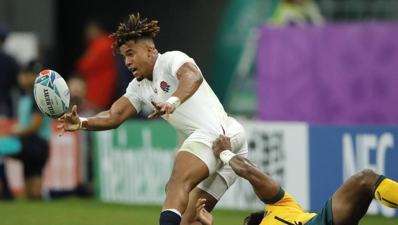 Der Engländer Anthony Watson (l) wird vom Australier Marika Koroibete attackiert. Der Engländer Anthony Watson (l) wird vom Australier Marika Koroibete attackiert.