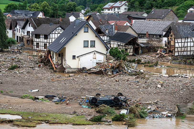 Schutt liegt in dem Ort Schuld im Kreis Ahrweiler nach dem Unwetter vor einem beschädigten Haus. Mindestens sechs Häuser wurden durch die Fluten zerstört.