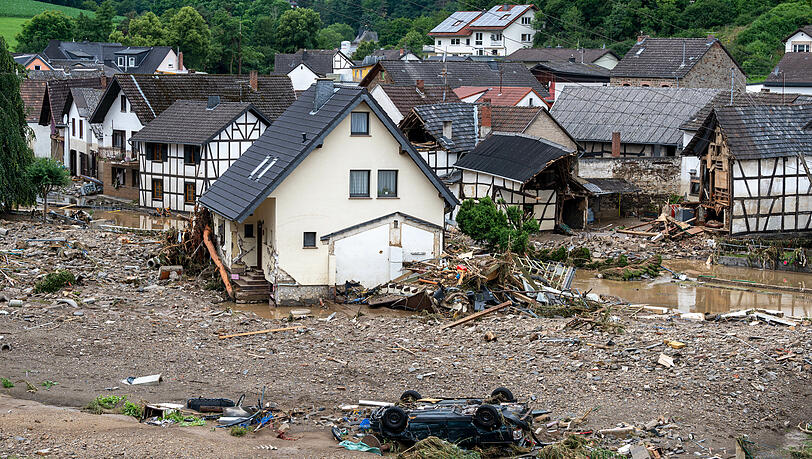 Schutt liegt in dem Ort Schuld im Kreis Ahrweiler nach dem Unwetter vor einem beschädigten Haus. Mindestens sechs Häuser wurden durch die Fluten zerstört. Schutt liegt in dem Ort Schuld im Kreis Ahrweiler nach dem Unwetter vor einem beschädigten Haus. Mindestens sechs Häuser wurden durch die Fluten zerstört.