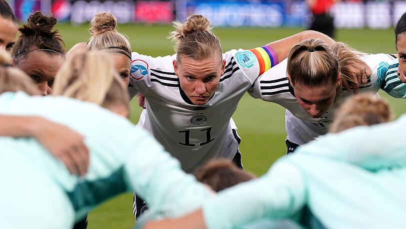 Für Kapitänin Alexandra Popp und ihr Team geht es jetzt ins EM-Finale.