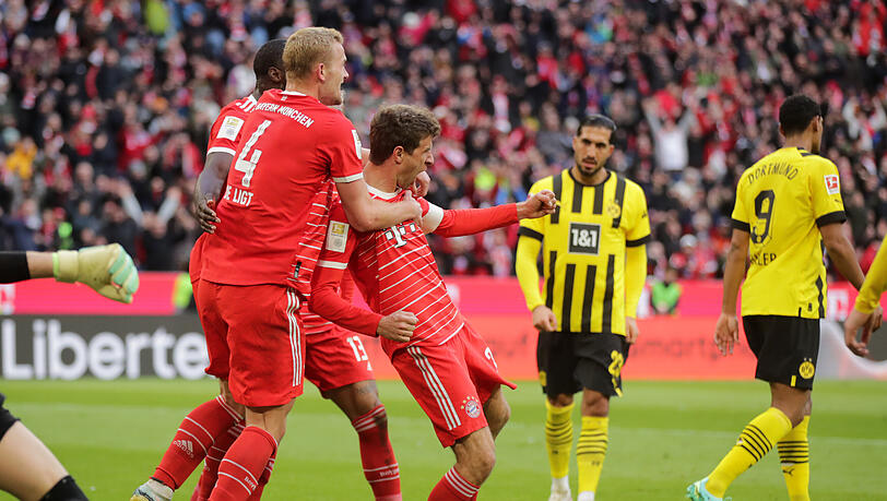 So sehen Clásico-Sieger aus: De Ligt und Müller feiern den 4:2-Erfolg der Bayern über Dortmund, der Münchens neuem Trainer Tuchel den ersten Sieg im ersten Spiel beschert.