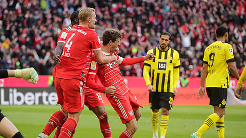 So sehen Clásico-Sieger aus: De Ligt und Müller feiern den 4:2-Erfolg der Bayern über Dortmund, der Münchens neuem Trainer Tuchel den ersten Sieg im ersten Spiel beschert.