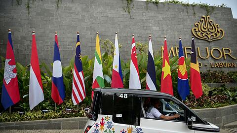 Flaggen vor dem Hauptsaal des 42. ASEAN-Gipfels in Labuan Bajo, Indonesien.