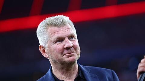 Der ehemalige Fußballprofi Stefan Effenberg steht vor dem Spiel im Stadion.