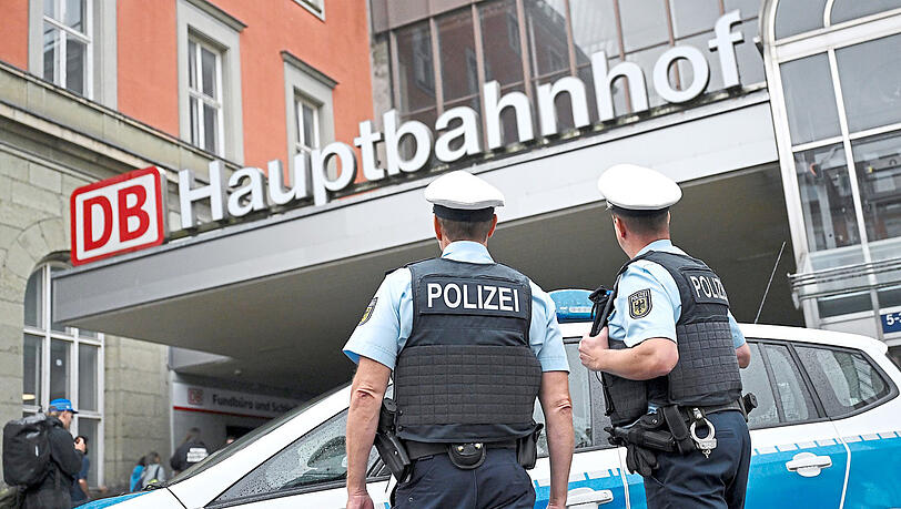 Beamte der Bundespolizei mussten sich am Mittwoch am Hauptbahnhof zwei prügelnden Männern annehmen. (Symbolbild)