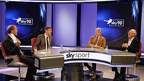 "Sky 90" wird zum Wettbüro: Beckenbauer und Jauch wetten um eine Kiste Wein, ob Schalkes Torwart Manuel Neuer zu Bayern geht. "Sky 90" wird zum Wettbüro: Beckenbauer und Jauch wetten um eine Kiste Wein, ob Schalkes Torwart Manuel Neuer zu Bayern geht.