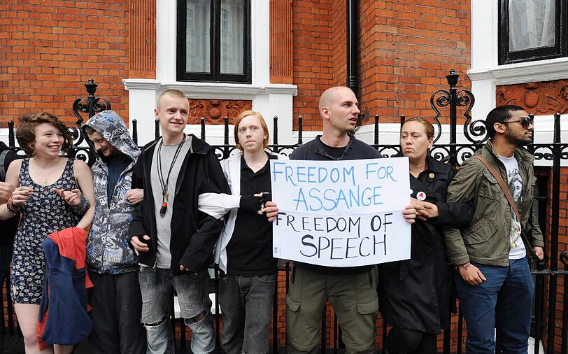 an der Botschaft von Ecuador: Tumulte in London um Julian Assange