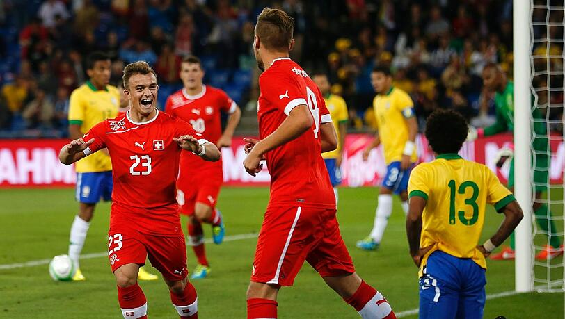 Der eine jubelt, der andere ist konsterniert: Der Schweizer Xherdan Shaqiri freut sich über das 1:0 gegen die Brasilianer, sein Bayern-Kollege Dante (Nr. 13) trauert. Foto: dpa Der eine jubelt, der andere ist konsterniert: Der Schweizer Xherdan Shaqiri freut sich über das 1:0 gegen die Brasilianer, sein Bayern-Kollege Dante (Nr. 13) trauert. Foto: dpa