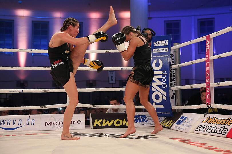 Julia Irmen (l.) bei ihrem Fight gegen Mellony Geugjes.