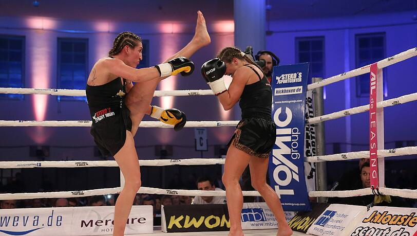 Julia Irmen (l.) bei ihrem Fight gegen Mellony Geugjes. Julia Irmen (l.) bei ihrem Fight gegen Mellony Geugjes.