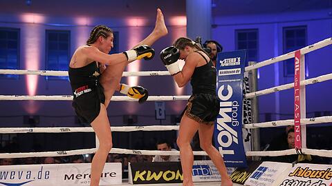 Julia Irmen (l.) bei ihrem Fight gegen Mellony Geugjes.