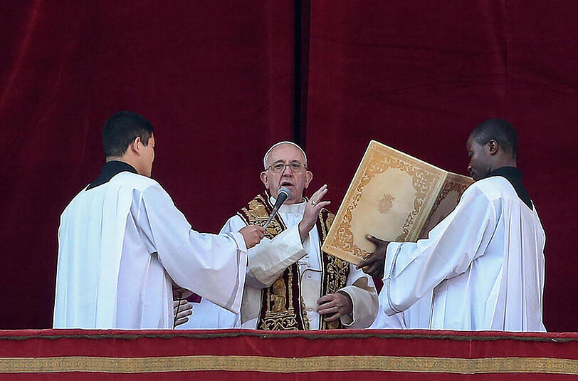 Papst Franziskus spendet den traditionellen Segen "Urbi et Orbi".