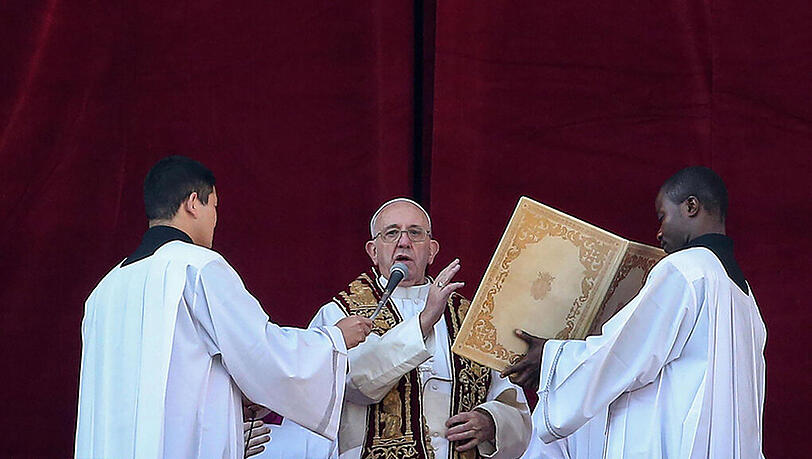 Papst Franziskus spendet den traditionellen Segen "Urbi et Orbi". Papst Franziskus spendet den traditionellen Segen "Urbi et Orbi".