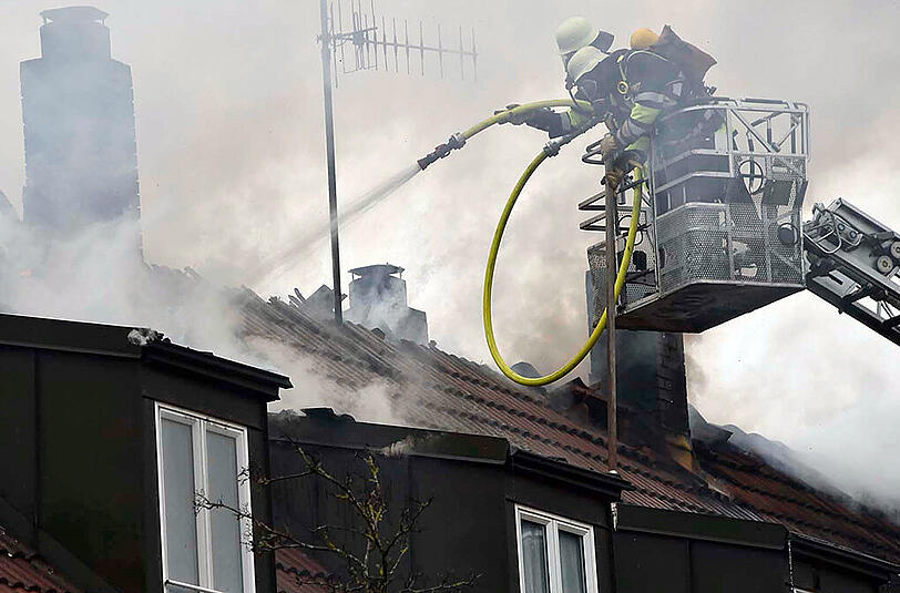 In München ist am Sonntag der etwa 30 Meter lange Dachstuhl eines Mehrfamilienhaus bei einem großbrand völlig zerstört worden.