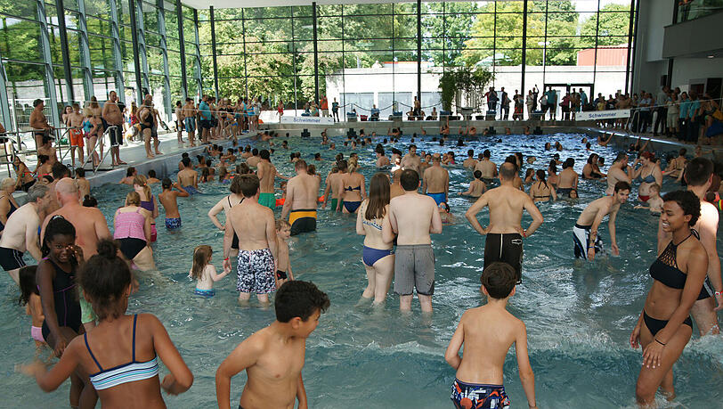 Das "neue", grundsanierte Cosimawellenbad wurde am Samstag wiedereröffnet. Die Bilder. Das "neue", grundsanierte Cosimawellenbad wurde am Samstag wiedereröffnet. Die Bilder.