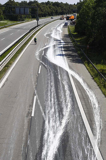 Aus Grau mach Weiß: Bilder von der eingefärbten A94 bei Riem.