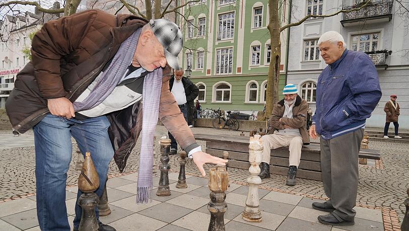 Herr Müller (l.) ist kaum schlagbar im Schach, Gegner Vito (r.) probiert es natürlich trotzdem. Klappt aber nicht, da kann der Heino (auf der Bank) noch so gescheite Vorschläge machen.