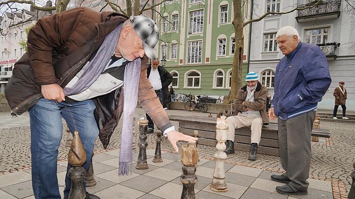 Herr Müller (l.) ist kaum schlagbar im Schach, Gegner Vito (r.) probiert es natürlich trotzdem. Klappt aber nicht, da kann der Heino (auf der Bank) noch so gescheite Vorschläge machen.
