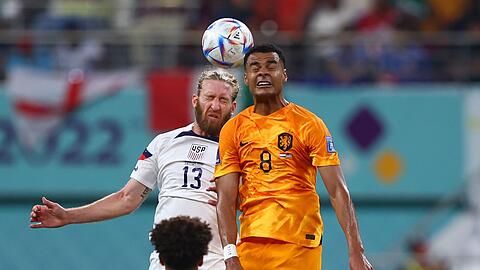 Der Niederländer Cody Gakpo (r) im Kopfballduell mit dem US-Amerikaner Tim Ream.