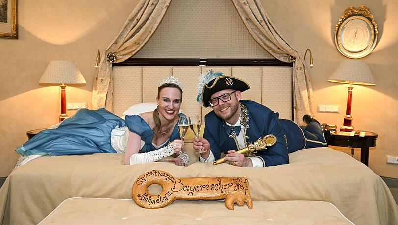 Prost - auf die Prinzensuite! Für die Fotografen posierten Prinz Christian und Prinzessin Michaela in vollem Ornat. Bewohnen werden sie traditionsgemäß jeweils ein eigenes Zimmer.