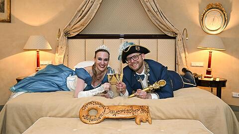 Prost - auf die Prinzensuite! Für die Fotografen posierten Prinz Christian und Prinzessin Michaela in vollem Ornat. Bewohnen werden sie traditionsgemäß jeweils ein eigenes Zimmer.